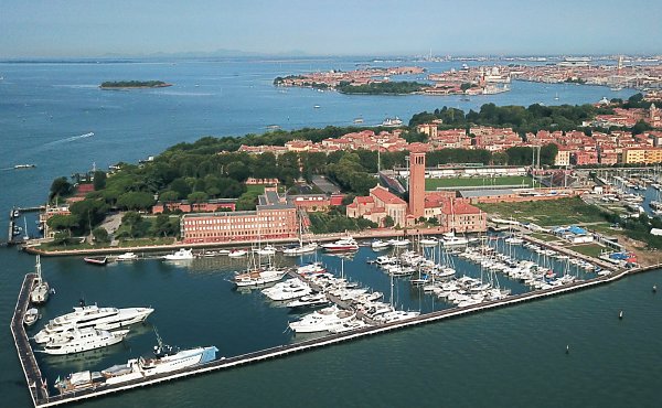 Just a few minutes walk from the centre of Venice, Marina Santelena is well placed to host very large yachts.