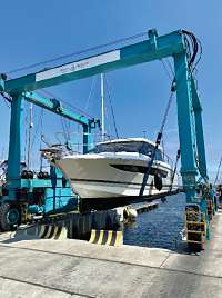 Boat handling at Marina Przelom.