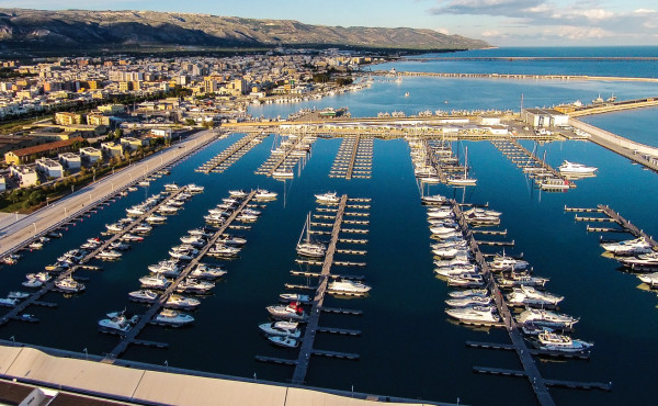 Ingemar pontoons at Marina del Gargano, a 700-berth marina in the Italian Gulf of Manfredonia. Vessels up to 50m (164ft) in length can moor up in an environment that offers privacy as well as multiple amenities.
