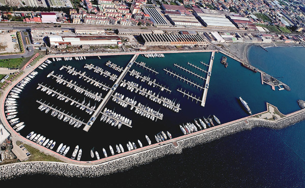 A destination marina in the Gulf of Naples, Marina di Stabias Ingemar pontoons deliver 789 berths. The largest of megayachts can be accommodated due to deep waters.