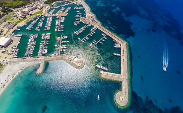 Marina di Villasimius has 840 berths  and numerous facilities and amenities.