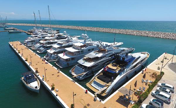 Marina dArechi in Campania has many moorings for yachts up to 60m (197ft)  and some for megayachts up  to 100m (3303ft) long.