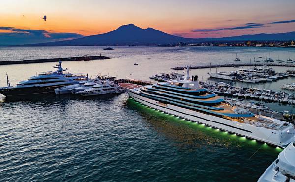 The marina at Stabia Main Port is frequented by famous owners and their very large yachts. It is possible to see vessels of 250m (820ft) in the marina.