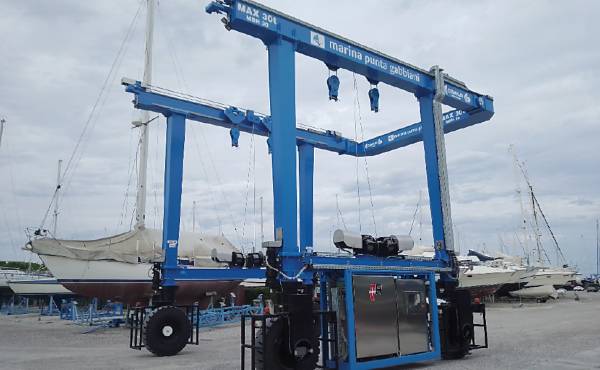 A fully electric 30-ton mobile boat hoist is now in use at Marina Punta Gabbiani in north-east Italy.