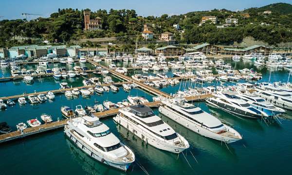 Marina di Varazze was sensitively designed by Turin-based architects Roberto Gabetti and Aimaro Isola with the collaboration of Pietro Venezia from Varazze. Buildings are inspired by local bathing establishments of the early 20th century.