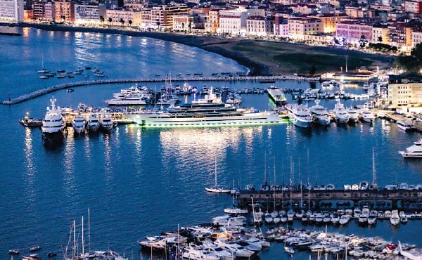 A newly opened marina, Stabia Main Port can accept gigayachts (up to 250m/820ft) due to its deep water and  generous harbour entrance.