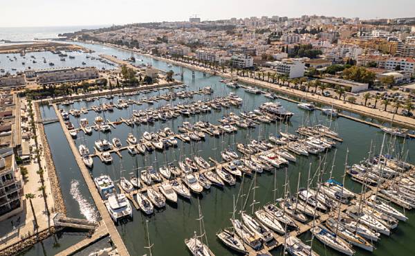 Marina de Lagos is a family-owned marina that enjoys a close relationship with the town. It has 464 full-service berths and an expansion project is in hand. Photo: Carlos Muriongo