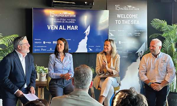 Patrick Reynes (left) giving a preview of the Marina Port Valencia project at the Valencia Boat Show.