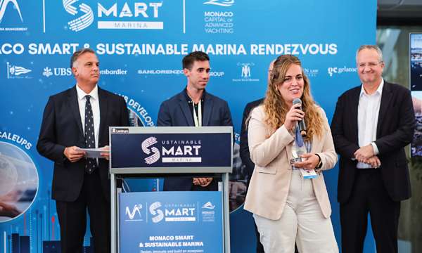 On behalf of Alcudiamar Marina in Mallorca, Mar Vera Vives accepts the award for the most sustainable and intelligent marina.